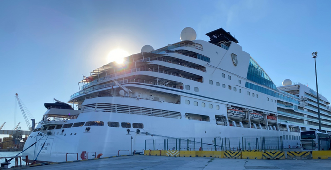 Bahamalar bayraklı “Seabourn Encore” QTerminals Antalya’ya 826 yolcu getirdi