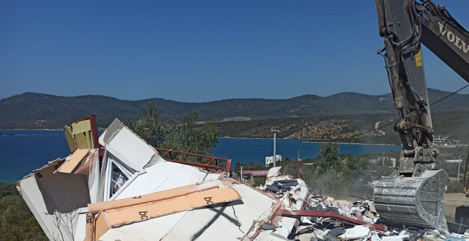 Milas’ın turistik mahallelerinde kaçak yapılar yıkılıyor