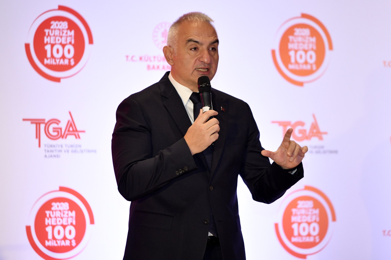 Bakan Ersoy: Turizm gelirinde Cumhuriyet tarihi rekoru kırıldı