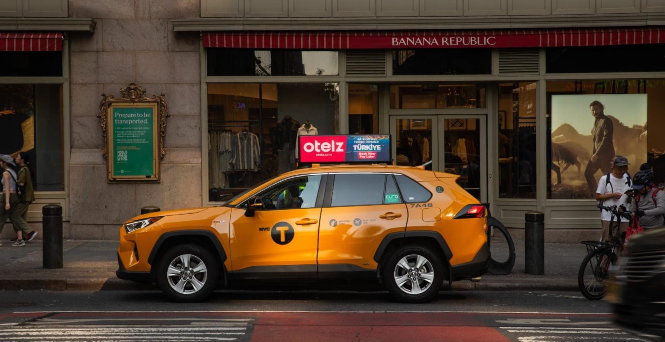 Otelz.com logosu New York taksilerini süslüyor